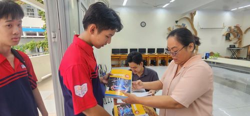 Trường THPT Bùi Thị Xuân (phường Bến Thành) cho học sinh mượn SGK. Ảnh: THU TÂM.
