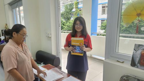 Học sinh Trường THPT Bùi Thị Xuân (phường Bến Thành) nhận SGK vào hôm nay (9-9). Ảnh: THU TÂM