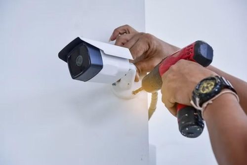 Camera ngoài trời cần được kiểm tra cả gioăng chống nước, dây cáp và các cổng kết nối trong quá trình bảo dưỡng.