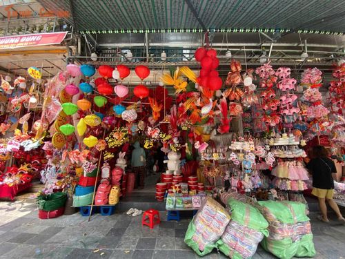 Khảo sát dọc tuyến phố hàng Mã, lượng khách lẻ mua vẫn còn khá hạn chế, chủ yếu là khách nhập sỉ và khách thuê đồ trang trí. Theo chị Thủy - một người bán hàng lâu năm trên phố hàng Mã, sức mua của khách hàng năm nay cầm chừng hơn các năm trước, "lượng đơn hàng sỉ xuất đi các quán cà phê, chuỗi trà sữa trang trí năm nay giảm rõ rệt so với cùng kỳ các năm trước."