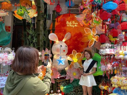 Lượng khách có nhu cầu chụp ảnh đón Trung thu sớm cũng tạo công việc dồi dào cho giới nhiếp ảnh tự do. Anh Tuấn, một nhiếp ảnh gia đang tác nghiệp tại phố, cho biết: "Từ giữa tháng 7 Âm lịch, lịch chụp của tôi gần như đã kín vào các buổi sáng và cuối tuần. Giá dịch vụ trọn gói chụp ảnh Trung thu dao động từ 1.000.000 đến 2.000.000 đồng/buổi tùy theo concept, trang phục và số lượng file ảnh yêu cầu."
