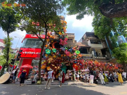 Cửa hàng Bích Decor (78 Hàng Mã) rực rỡ một góc phố khi đầu tư trang trí quy mô lớn lên đến 3-4 tầng với biểu tượng hoa sen khổng lồ, đèn ông sao và cụm lồng đèn đa sắc.