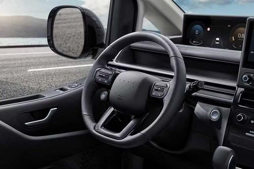 Trong đó, hàng ghế giữa của xe có 2 ghế thương gia với đủ chức năng sưởi, thông gió và thư giãn. Phiên bản cao cấp nhất cũng được trang bị đèn viền nội thất, hệ thống âm thanh Bose, camera 360 độ, trần xe kiểu da lộn, ghế bọc da Nappa và hệ thống quan sát/giao tiếp với hành khách phía sau.