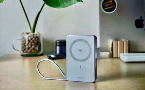 Sạc dự phòng là phụ kiện gần như không thể thiếu với người thường xuyên quay fancam và sử dụng smartphone tại concert. (Ảnh: ngonboxe.com) 