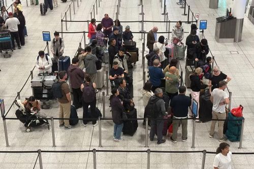 Hành khách tại nhà ga phía Nam sân bay Gatwick, Anh, xếp hàng sau khi các chuyến bay bị hủy do sự cố kỹ thuật trong hệ thống kiểm soát không lưu vào ngày 8/9/2026. Ảnh: Jordan Pettitt/PA/AP.