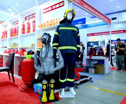 Bên cạnh đó, Triển lãm lần này là diễn đàn kết nối cơ quan quản lý nhà nước, doanh nghiệp, nhà khoa học và các tổ chức quốc tế; góp phần thúc đẩy hợp tác, nghiên cứu, đầu tư, chuyển giao công nghệ và phát triển công nghiệp phòng cháy, chữa cháy và cứu nạn, cứu hộ trong bối cảnh đẩy mạnh chuyển đổi số. Đồng thời, giới thiệu sâu rộng đến các cơ quan, tổ chức, cá nhân trong cả nước và bạn bè quốc tế về những thành tựu khoa học, công nghệ, kỹ thuật ứng dụng trong lĩnh vực phòng cháy, chữa cháy và cứu nạn, cứu hộ.