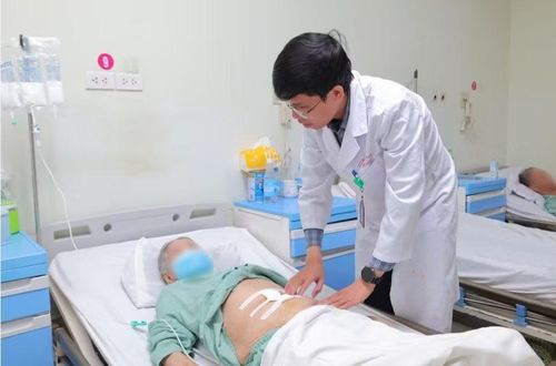 Bác sĩ thăm khám cho bệnh nhân sau phẫu thuật - Ảnh BVCC