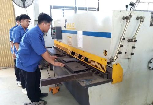 Sinh viên học tập trên máy cắt kim loại.