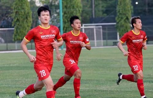 Không chỉ hưởng thu nhập từ câu lạc bộ, Hoàng Đức còn nhận những khoản thưởng đáng kể. Ảnh: VFF.