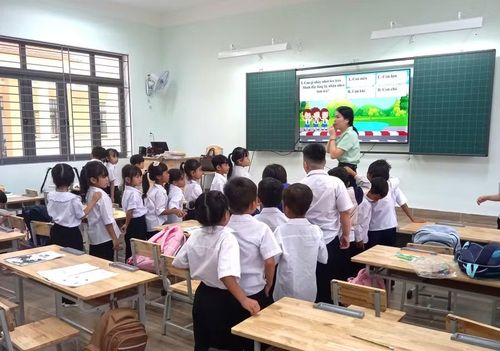 Học sinh Trường Phổ thông nội trú Tiểu học và Trung học cơ sở Ia Púch được học tập trong môi trường hiện đại.