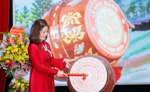 PGS.TS Nguyễn Thị Thu Hằng đánh trống khai giảng năm học 2026-2027, mở ra chặng đường mới, với tư duy quản trị mới, đặt con người ở trung tâm.