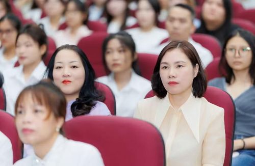Cán bộ, giảng viên, sinh viên Học viện Quản lý giáo dục.