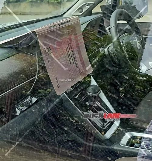 Khu vực táp-lô và cụm điều khiển trung tâm của Toyota Innova Hycross facelift có bố cục khá tương đồng với bản hiện hành.