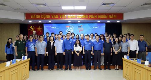 Ban tổ chức và các bạn trẻ tại chương trình. (Ảnh: Đ.Hải)