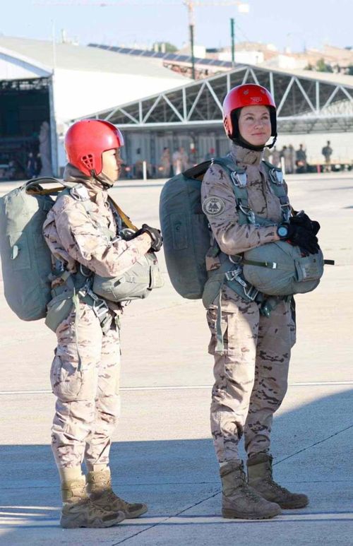 Leonor bắt đầu chương trình huấn luyện hàng không sau khi đến San Javier vào tháng 9/2025. Trong Sổ Danh dự của Học viện, cô viết: “Hôm nay, tôi bắt đầu giai đoạn thứ ba trong quá trình huấn luyện quân sự tại Học viện Không quân và Vũ trụ. Tôi háo hức chờ đợi khóa học này, nơi tôi có cơ hội bắt đầu chương trình huấn luyện hàng không và cùng các bạn học tìm hiểu những khía cạnh thực hành, lý thuyết của ngành hàng không quân sự”.