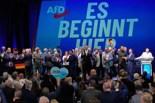Thành viên đảng AfD ăn mừng trước chiến thắng áp đảo tại Saxony-Anhalt. (Ảnh: AP)