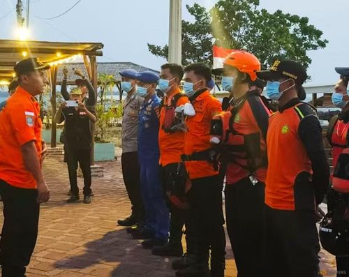 Các thành viên Cơ quan Tìm kiếm và cứu nạn quốc gia Indonesia tham gia chiến dịch tìm kiếm những người mất tích khi núi lửa Anak Krakatau phun trào, tại Serang, tỉnh Banten ngày 8/9. (Ảnh: Reuters)