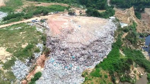 Bãi rác tạm Núi Bông quá tải. Ảnh: Việt An
