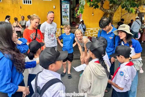 Đoàn phường Hội An Tây tạo sân chơi cho học sinh giao tiếp tiếng Anh với du khách.