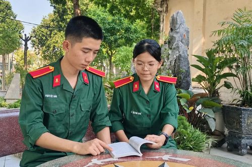 Hai thủ khoa Lê Quỳnh Như và Phan Việt Anh trao đổi về phương pháp học tập tại Trung tâm Huấn luyện 125 (Học viện Kỹ thuật Quân sự). Ảnh: CTV
