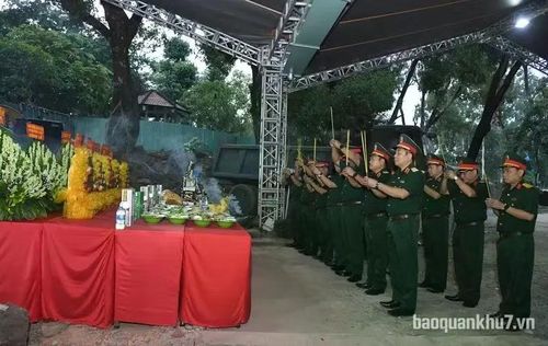Đại biểu thành kính dâng hương, bày tỏ lòng biết ơn sâu sắc đối với các Anh hùng liệt sĩ đã anh dũng chiến đấu, hy sinh vì sự nghiệp đấu tranh giải phóng dân tộc, thống nhất đất nước. Ảnh: Báo Quân khu 7