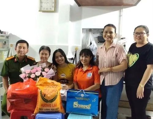 Chính quyền địa phương, tổ dân phố thăm hỏi bà Mùi.