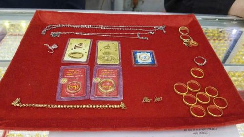 Số vàng bà Mùi nhặt được từ thùng rác.