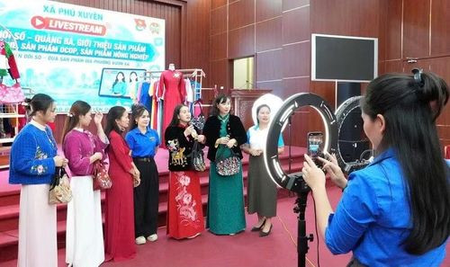 Xã Phú Xuyên sôi nổi tổ chức các phiên livestream giới thiệu, kết nối, tiêu sản phẩm hàng hóa trên địa bàn. Ảnh: PV