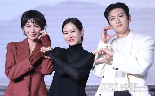 Đạo diễn Jung Ji Woo dành nhiều lời khen ngợi cho bộ ba diễn viên chính. Ảnh: SBS.
