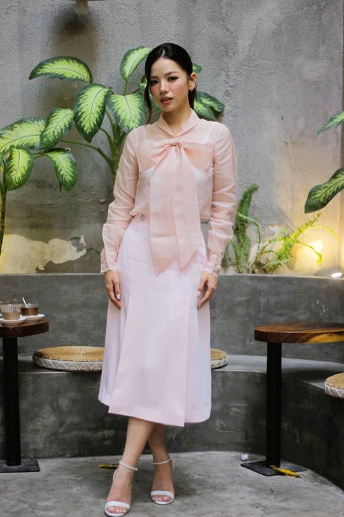 Nữ diễn viên cho biết cảnh ấn tượng nhất là đối mặt với Hồng Đào, cảnh quay cũng khiến cô căng thẳng, áp lực thể hiện cảm xúc dồn nén. Nữ diễn viên cũng trân trọng cơ hội học hỏi từ nghệ sĩ Hồng Đào, NSND Hồng Vân và NSƯT Tuyết Thu.