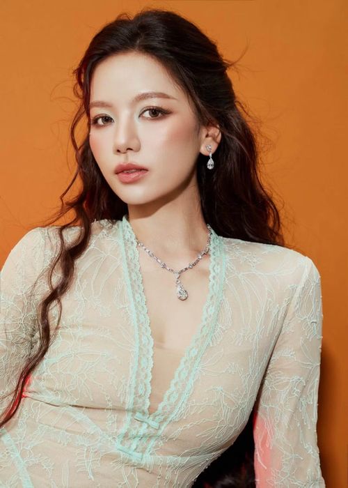 Với những bình luận tiêu cực, Hạ Anh chọn cách "không để ý". Cô cho rằng cuộc sống còn nhiều niềm vui. Cô không muốn bản thân rơi vào trạng thái mệt mỏi vì sử dụng mạng xã hội.