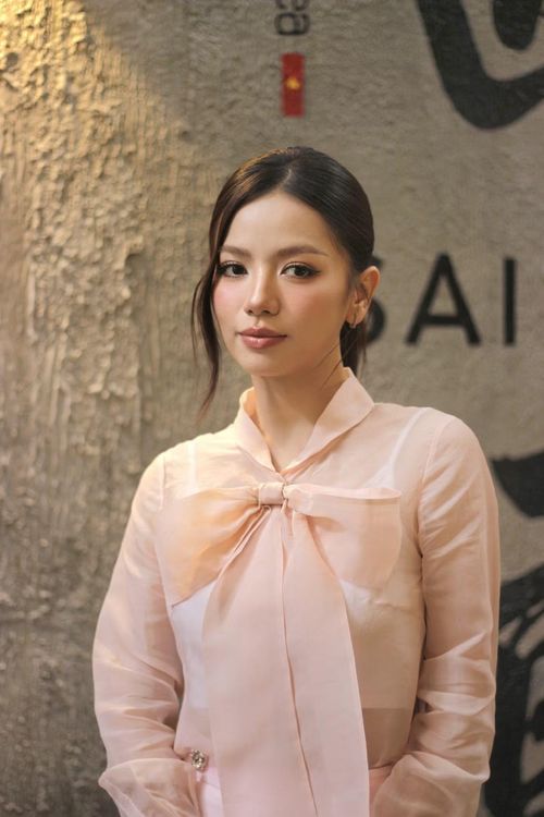 Sau Mưa đỏ, Hạ Anh nhận thêm sự quan tâm từ các nhà làm phim. Hạ Anh nói cô nắm bắt được cơ hội để tiếp tục hành trình đóng phim. Nữ diễn viên có thêm nhiều dự án nhưng chưa muốn công bố. Hạ Anh nói cô luôn nhận nhiều câu hỏi về "hành trình phát triển sự nghiệp". "Trước Mưa đỏ tôi nhận câu hỏi sao 10 năm đi chậm quá, sau Mưa đỏ lại nhận câu hỏi có nắm bắt cơ hội để đi nhanh hơn không. Tôi thì luôn đi từng bước một, không phải là người vội vàng, phải làm thế này, thế kia. Miễn sao tôi cảm thấy điều đó làm mình vui và hạnh phúc”, cô nói.