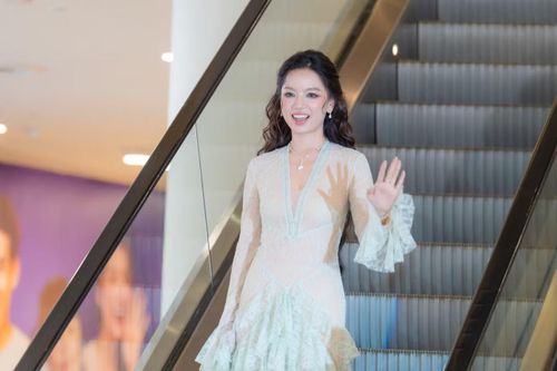  Những ngày không quay phim, Hạ Anh thích ở nhà và dành thời gian riêng cho bản thân. “Có những ngày tôi không làm gì cả, đặt đồ ăn về nhà, sau đó tập luyện, xem phim. Đó là cách tôi tự tái tạo năng lượng", Hạ Anh nói thêm. 