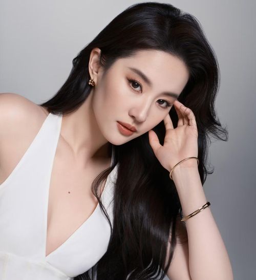 Lưu Diệc Phi bị chỉ trích giả tạo, hợm hĩnh, nâng cao đạp thấp.