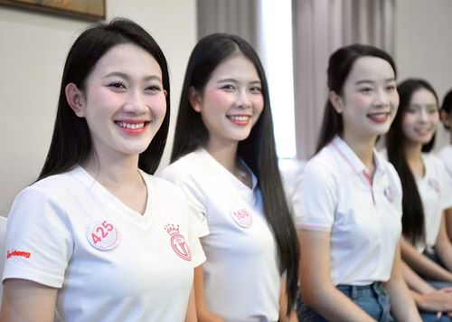Thí sinh Nguyễn Thị Thúy Dung (SBD 425) chia sẻ bài tập thực hành giúp cô nhận ra những điểm chưa hoàn thiện của bản thân. Việc duy trì tư thế đúng, kiểm soát nụ cười hay ánh mắt khi giao tiếp ban đầu có thể chưa tự nhiên, nhưng nếu luyện tập thường xuyên sẽ dần trở thành thói quen.
