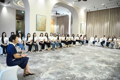 Bởi trong hành trình Hoa hậu Việt Nam, các thí sinh không chỉ xuất hiện trên sân khấu mà còn tham gia nhiều hoạt động, gặp gỡ người dân, giao lưu với khách mời, làm việc theo nhóm và liên tục đứng trước ống kính.
