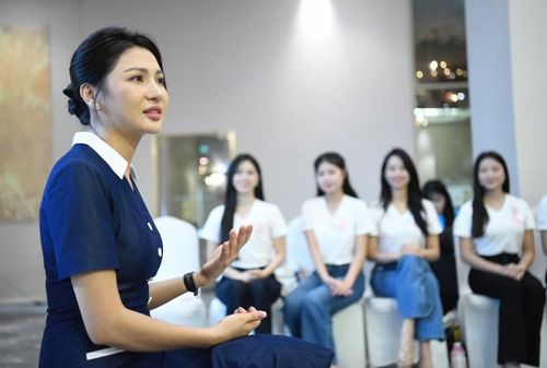 Với tư thế đứng, chuyên gia giới thiệu ba dáng cơ bản theo vị trí chân 10h, 12h và 2h. Những thay đổi nhỏ về hướng chân, trọng tâm cơ thể giúp thí sinh tạo dáng phù hợp với từng hoàn cảnh mà vẫn giữ sự tự nhiên.