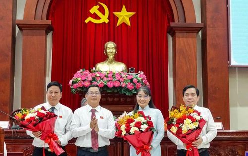 Lãnh đạo HĐND tỉnh Đồng Tháp tặng hoa Uỷ viên UBND tỉnh vừa được bầu và miễn nhiệm.