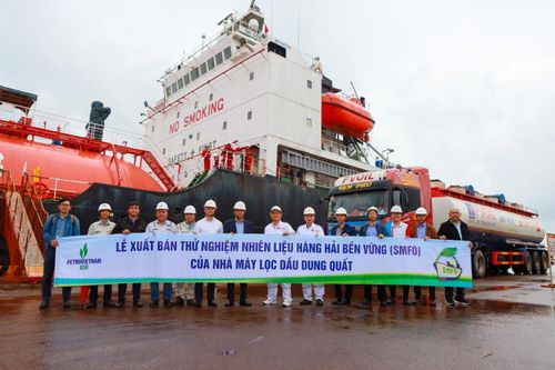 Nhiên liệu hàng hải bền vững do Nhà máy Lọc dầu Dung Quất (thuộc PETROVIETNAM) sản xuất được xuất bán tại cảng Trường Hải - Chu Lai.
