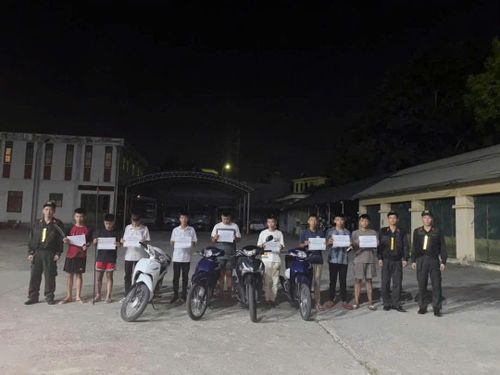 Nhóm đối tượng tại cơ quan công an