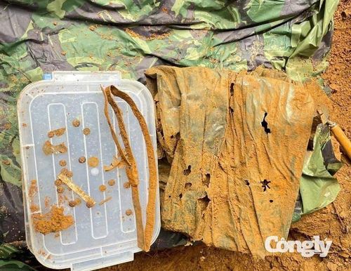 Một số di vật được phát hiện trong quá trình khai quật hài cốt liệt sĩ, gồm thắt lưng, quần áo và các vật dụng cá nhân.