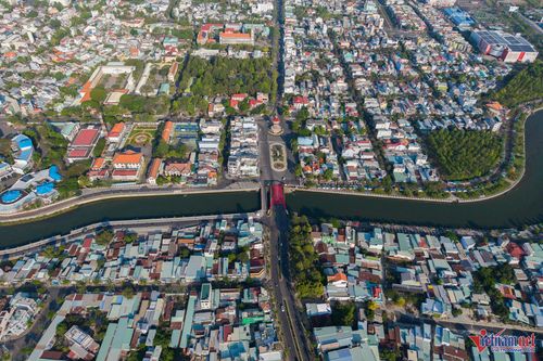 Do bà M. đã nhận tiền đặt cọc từ người mua đất, việc cơ quan đăng ký đất đai chậm giải quyết hồ sơ sang tên khiến bà phải đền cọc. Ảnh minh họa: Nguyễn Huế