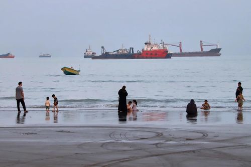 Các tàu thương mại đang neo đậu ở eo biển Hormuz, ngoài khơi vùng Bandar Abbas của Iran. Ảnh: ISNA