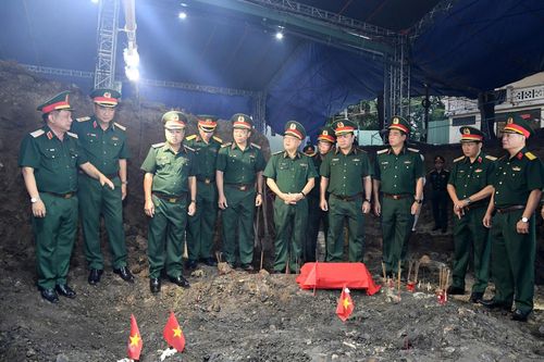 Lãnh đạo Bộ Tư lệnh Quân khu 7 kiểm tra công tác tìm kiếm tại vị trí phát hiện rãnh mộ mới trong khu A. Ảnh: Báo Quân khu 7