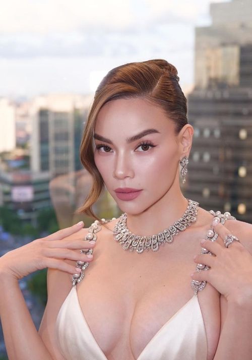 Lưu Diệc Phi và Hồ Ngọc Hà đeo trang sức chục tỷ đồng dự sự kiện. 