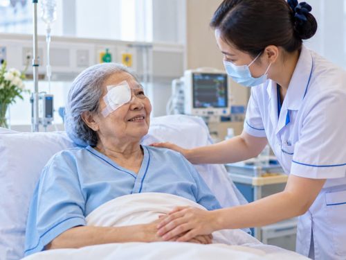 Tùy từng trường hợp mổ mắt có mức chi trả bảo hiểm y tế khác nhau. Ảnh: AI
