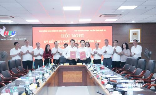 Lãnh đạo Báo và phát thanh, truyền hình Nghệ An và Văn phòng Đoàn ĐBQH và HĐND tỉnh ký kết quy chế phối hợp giai đoạn 2026 - 2031. Ảnh: Mai Hoa