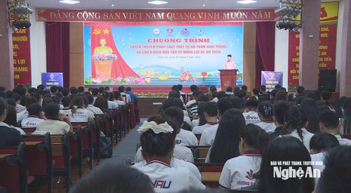 Toàn cảnh khai mạc chương trình tuyên truyền pháp luật về trật tự ATGT và đào tạo kỹ năng lái xe an toàn cho sinh viên. Ảnh: Trần Lịch