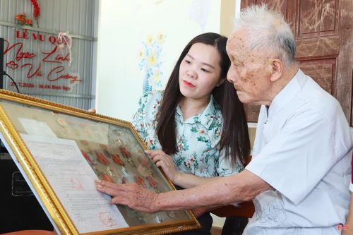 Đảng, Nhà nước đã trao tặng cụ Đặng Tưng nhiều huân chương, huy chương.