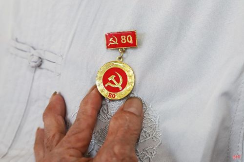 Với cụ Đặng Tưng, Huy hiệu 80 năm tuổi Đảng là minh chứng cho những năm tháng đã sống, chiến đấu và cống hiến dưới lá cờ Đảng.